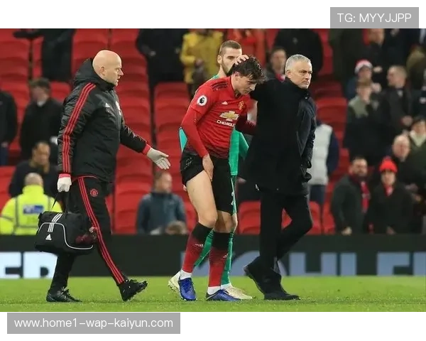 塞拉斯执教理念强调自主决策，鼓励球员场上根据局势调整战术